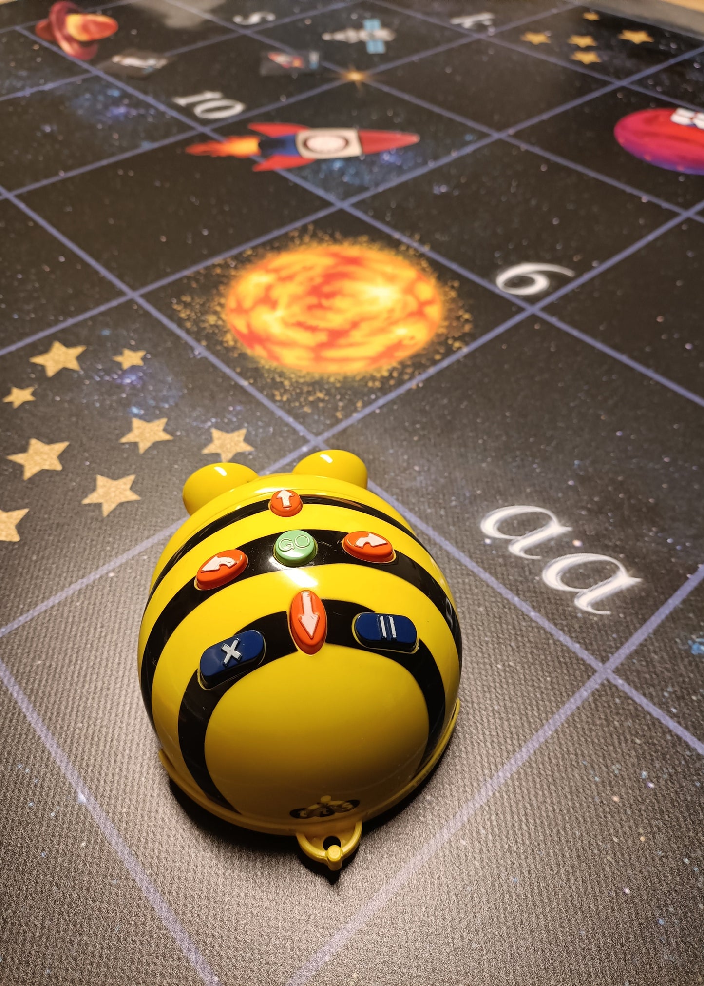 beebotmat thema ruimte, thema de ruimte, de ruimte, kleuters, groep 1/2, groep 3, themahoek ruimte, de themahoek, beebot, bee bot