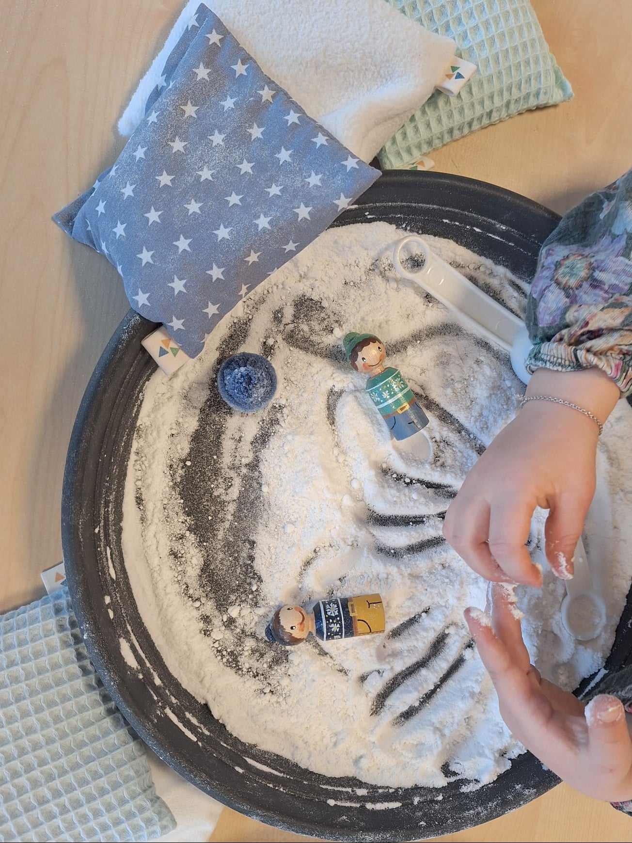 themahoek winter, thema winter, spel winter, kleuters, groep 1/2, peg doll winter, thema winter verteltafel, peuters, bewegend leren winter, de themahoek