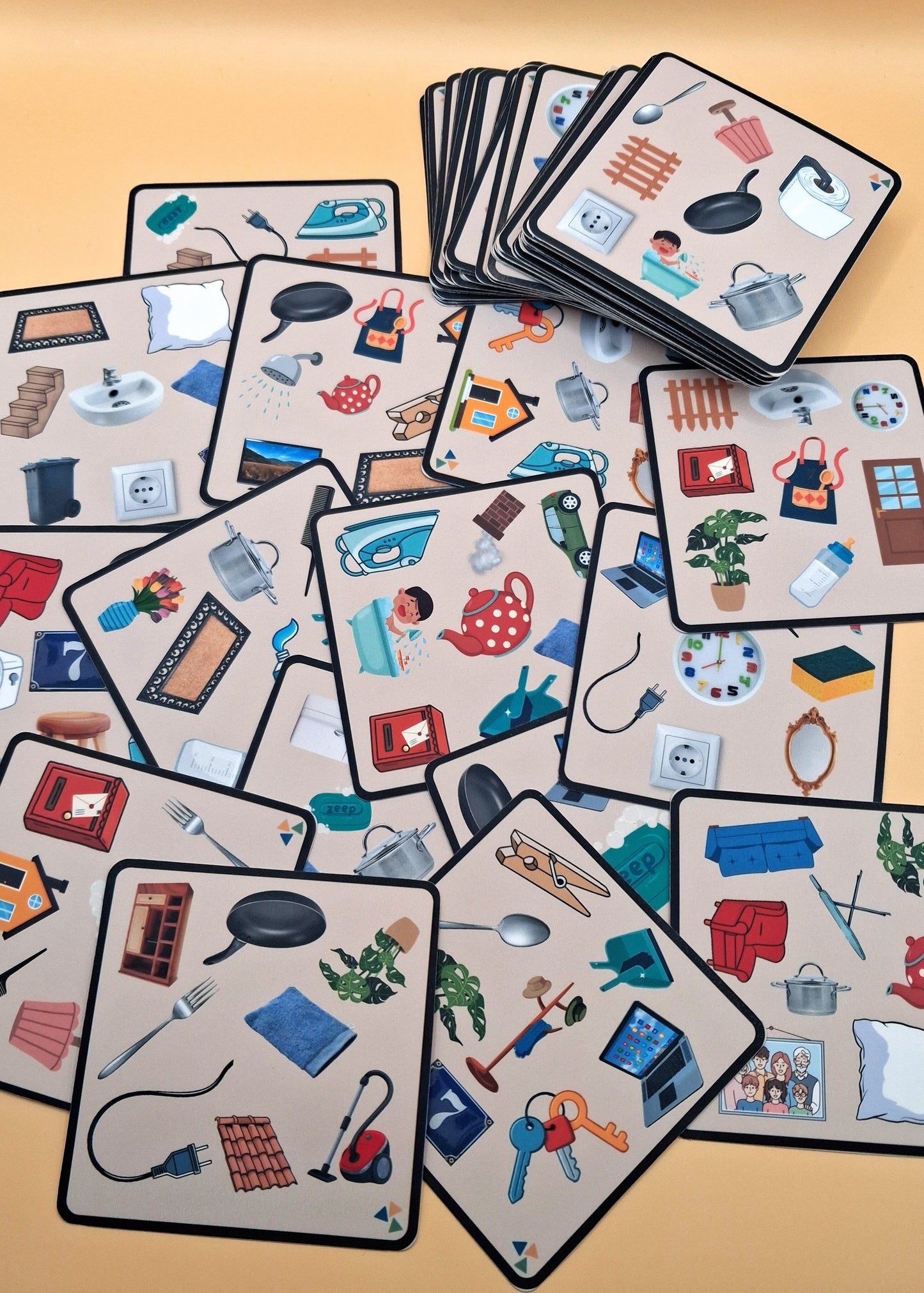 Dobble thema huis, thema mijn huis, thema hier woon ik, woordenschat, nt2 onderwijs, spel kleuters, kleuters, groep 1/2, huishoek, de themahoek, themahoek, spelen, spelletje, 