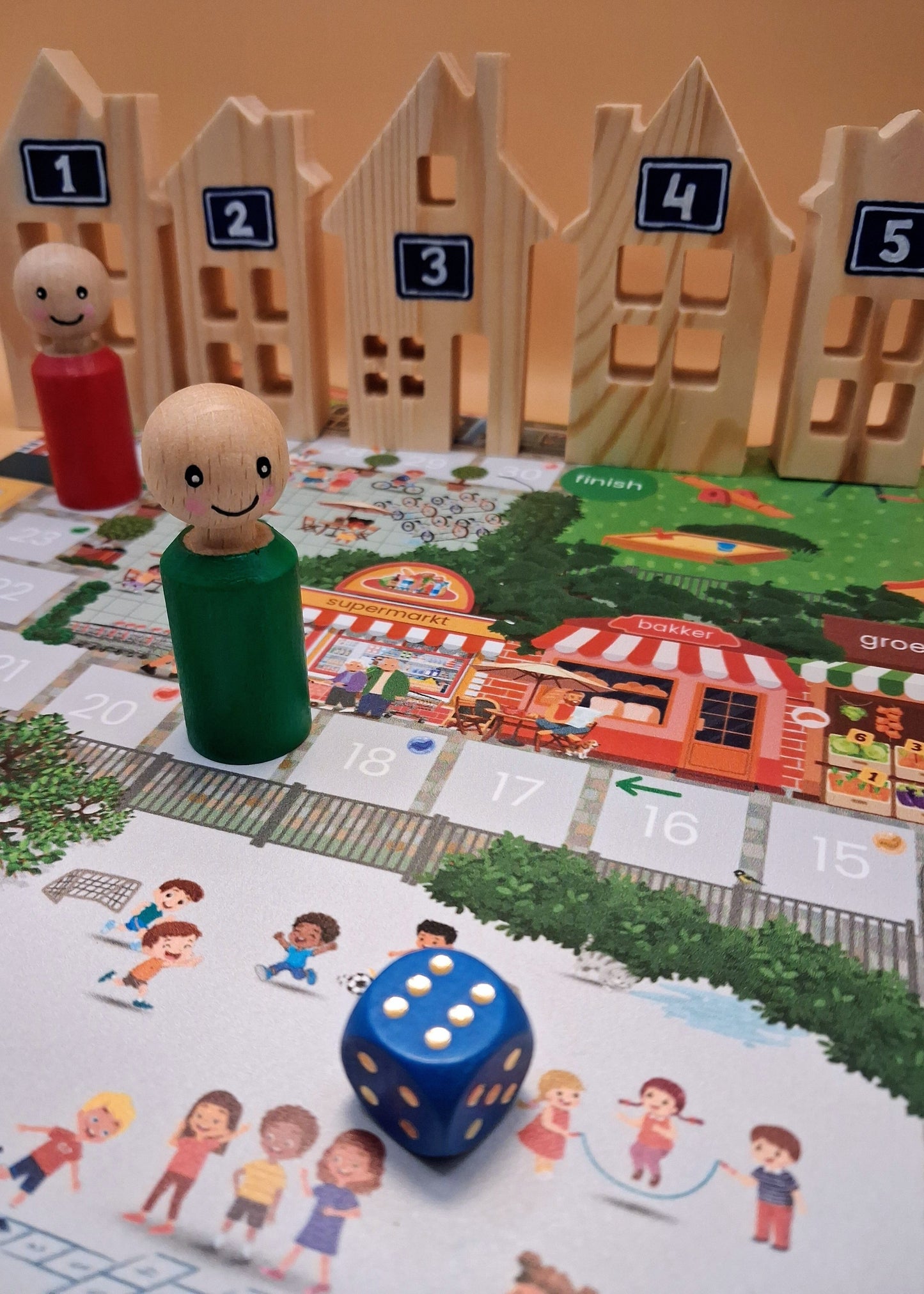 Thema huis, kleuters, groep 1/2, woordenschat, spelen, huishoek, spel huishoek, meertalige leerlingen, de themahoek, themahoek, inloop, thema mijn huis, huis, thema hier woon ik,  inloop, tellen, cijferherkenning, dobbelsteenbeelden, houten poppetjes