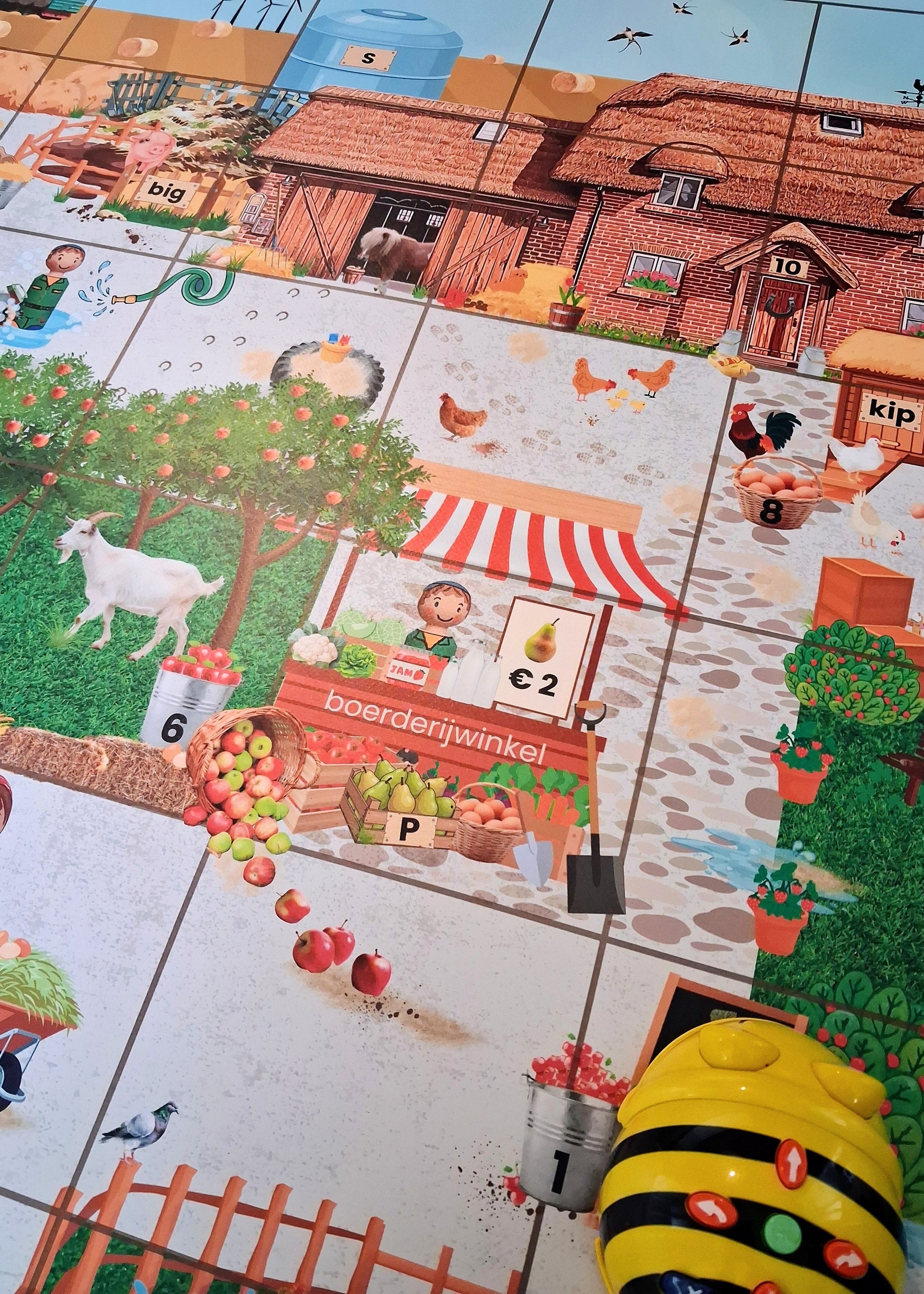 beebotmat in het thema boerderij voor kleuters, groep 1/2, woordenschat, tellen, cijferherkenning, de themahoek, beebotmat, beebot, kleuters