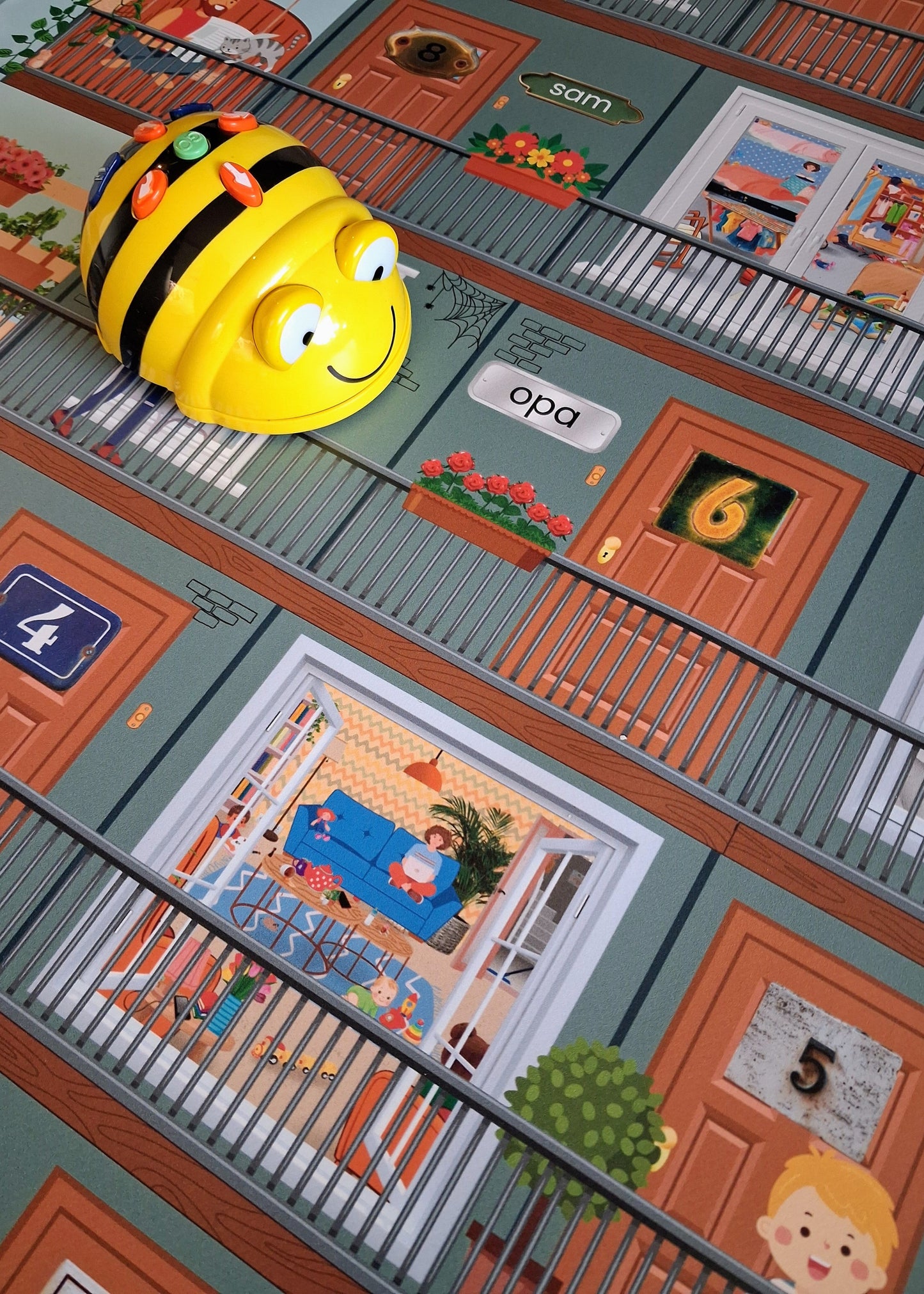 thema huis, thema hier woon ik, beebotmat, kleuters, beebot, Bee Bot, rekenen, spel , groep 1/2, woordenschat. letterherkenning, de themahoek, themahoek huis. huishoek, thema wonen