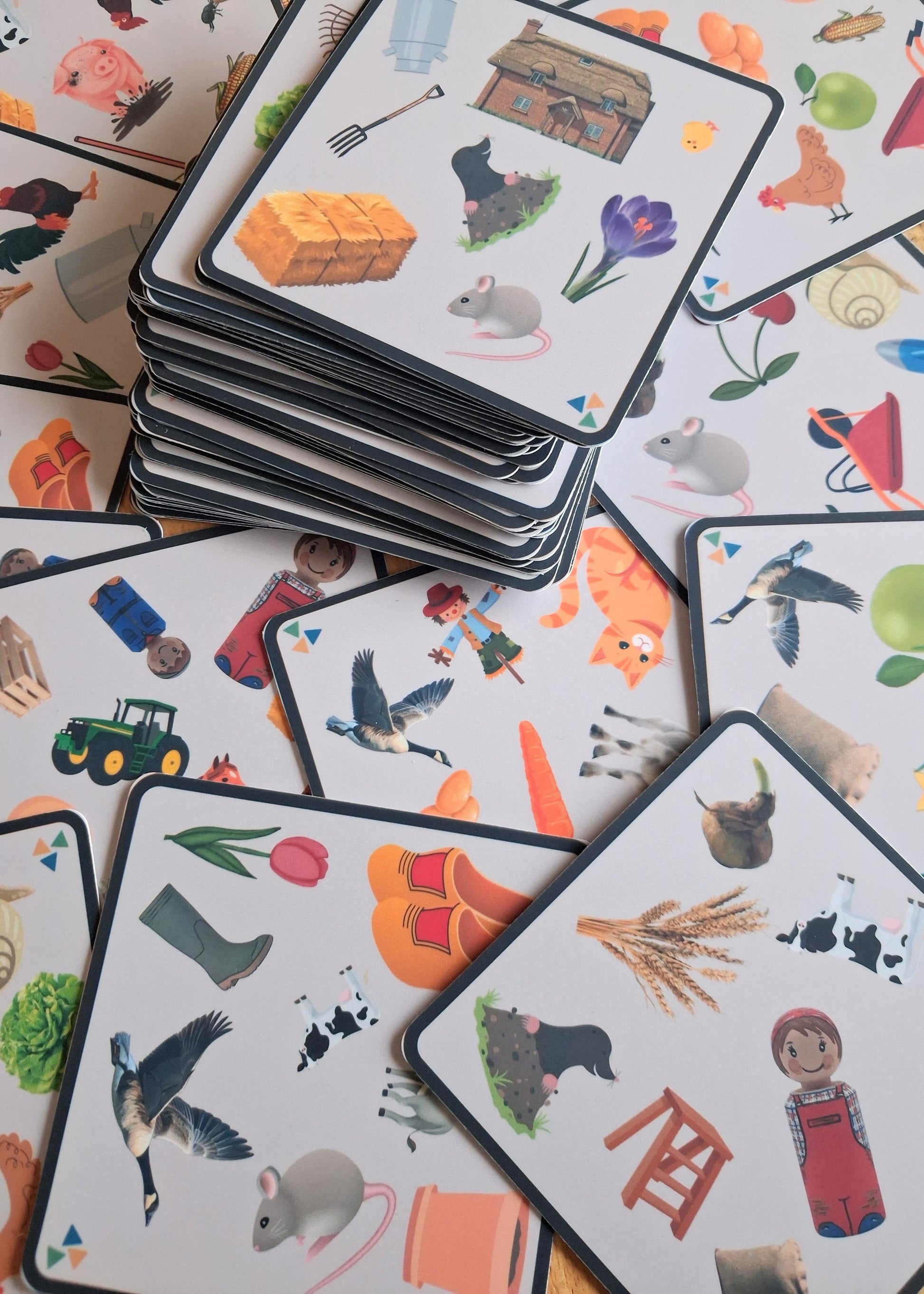 dobble boerderij, spel, dobble, thema boerderij,kleuters, groep 1/2, woordenschat, consolideerspel, spel, de themahoek, boerderijdieren, auditieve oefening, inloop, kringactiviteit thema boerderij
