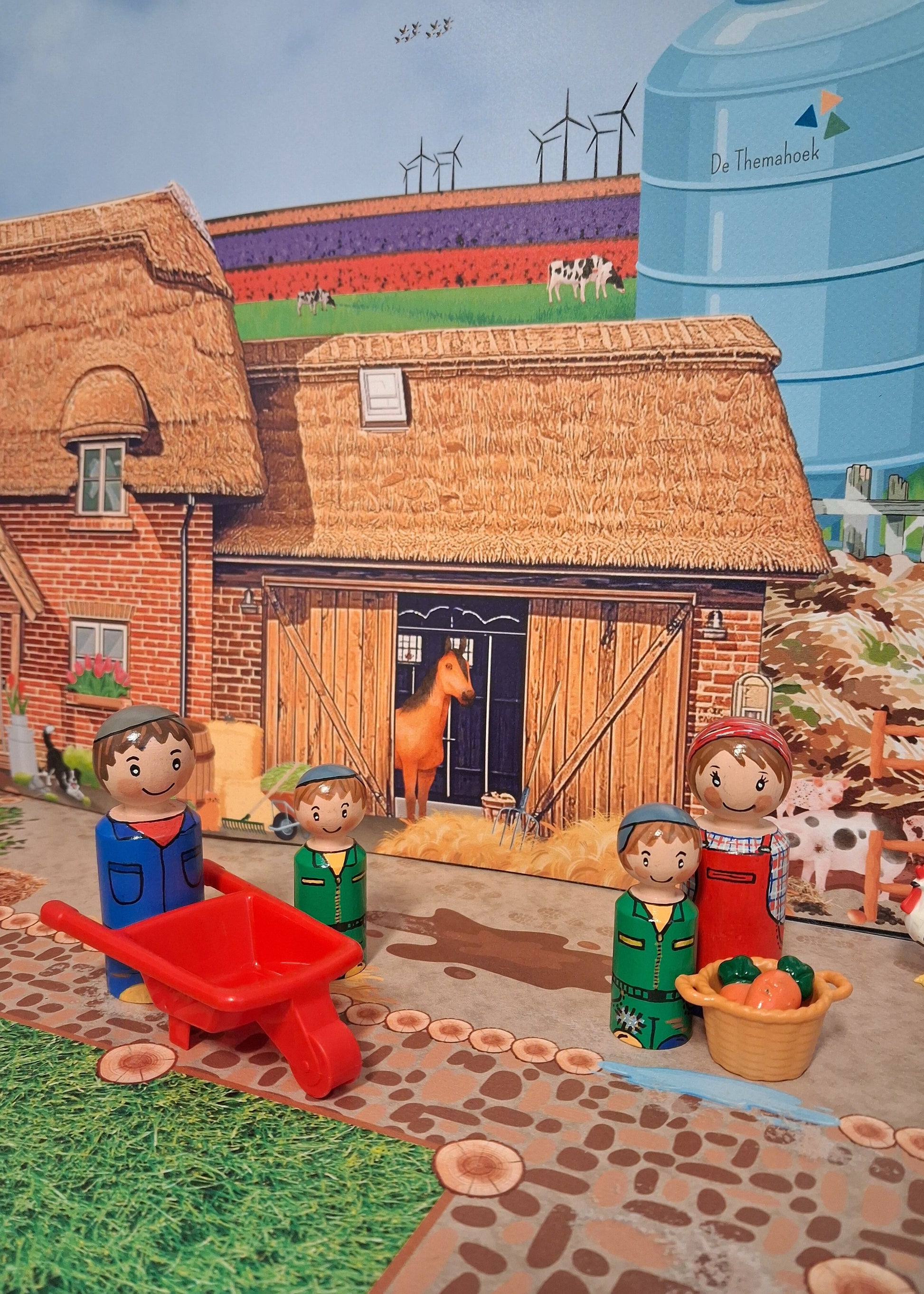 verteltafel, thema boerderij, kleuters, groep 1/2, spel, spelhoek thema lente, woordenschat, verhalen naspelen, houten poppetjes, houten poppetje boer, de htemahoek, themahoek