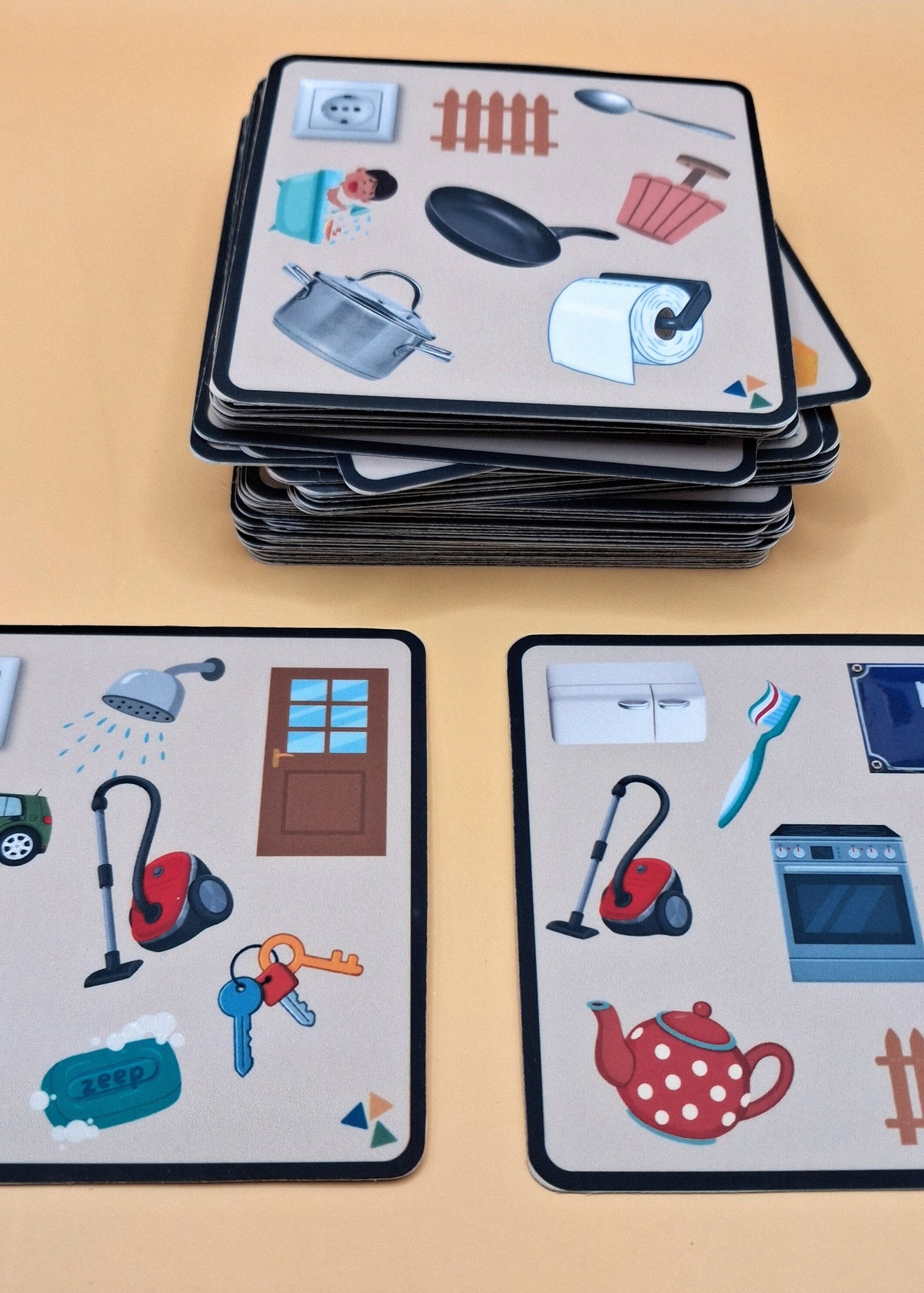 Dobble thema huis, thema mijn huis, thema hier woon ik, woordenschat, nt2 onderwijs, spel kleuters, kleuters, groep 1/2, huishoek, de themahoek, themahoek, spelen, spel, huis, mijn huis, taalontwikkeling.