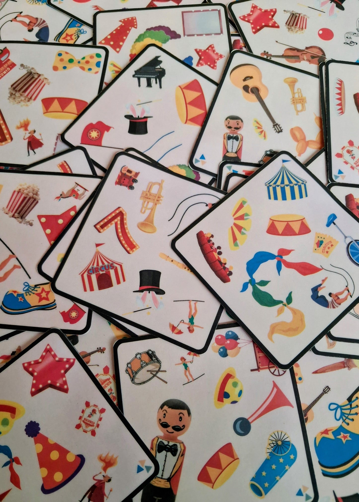 dobble, thema circus, kleuters, groep 1/2, thema spot on, spot aan, kinderboekenweek, inloop, inloopactiviteit, muziekinstrumenten, thema theater, voorstelling, woordenschat, taalontwikkeling, spel, de themahoek, themahoek circus