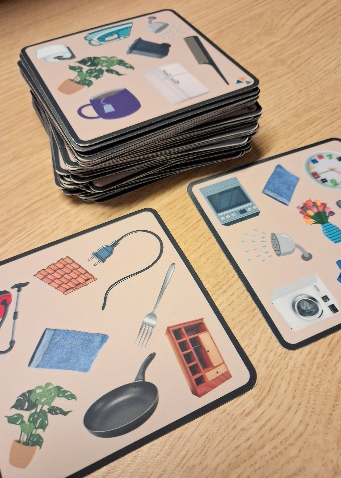 Dobble thema huis, thema mijn huis, thema hier woon ik, woordenschat, nt2 onderwijs, spel kleuters, kleuters, groep 1/2, huishoek, de themahoek, themahoek, spelen, gezelschapsspel.