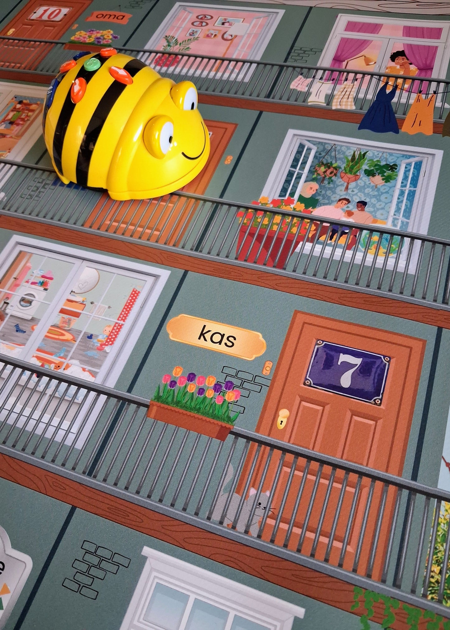 thema huis, thema hier woon ik, beebotmat, kleuters, beebot, Bee Bot, rekenen, spel , groep 1/2, woordenschat. letterherkenning, de themahoek, themahoek huis. huishoek, thema wonen, nt2