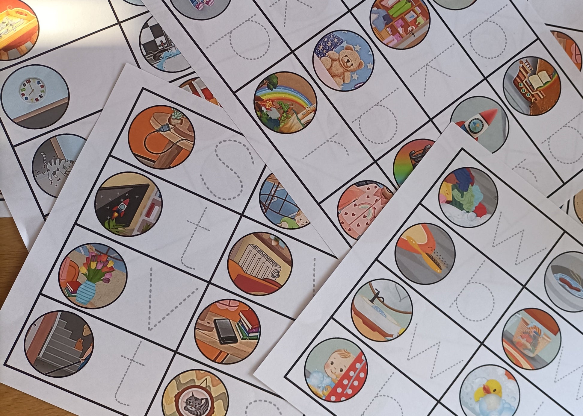 zaklampspel, thema huis, thema mijn huis, thema hier woon ik, kleuters, groep 1/2, woordenschat, letterherkenning, de themahoek, themahoek, huishoek, aanvankelijk lezen, schrijfpatronen, letters overtrekken, spel, inloop