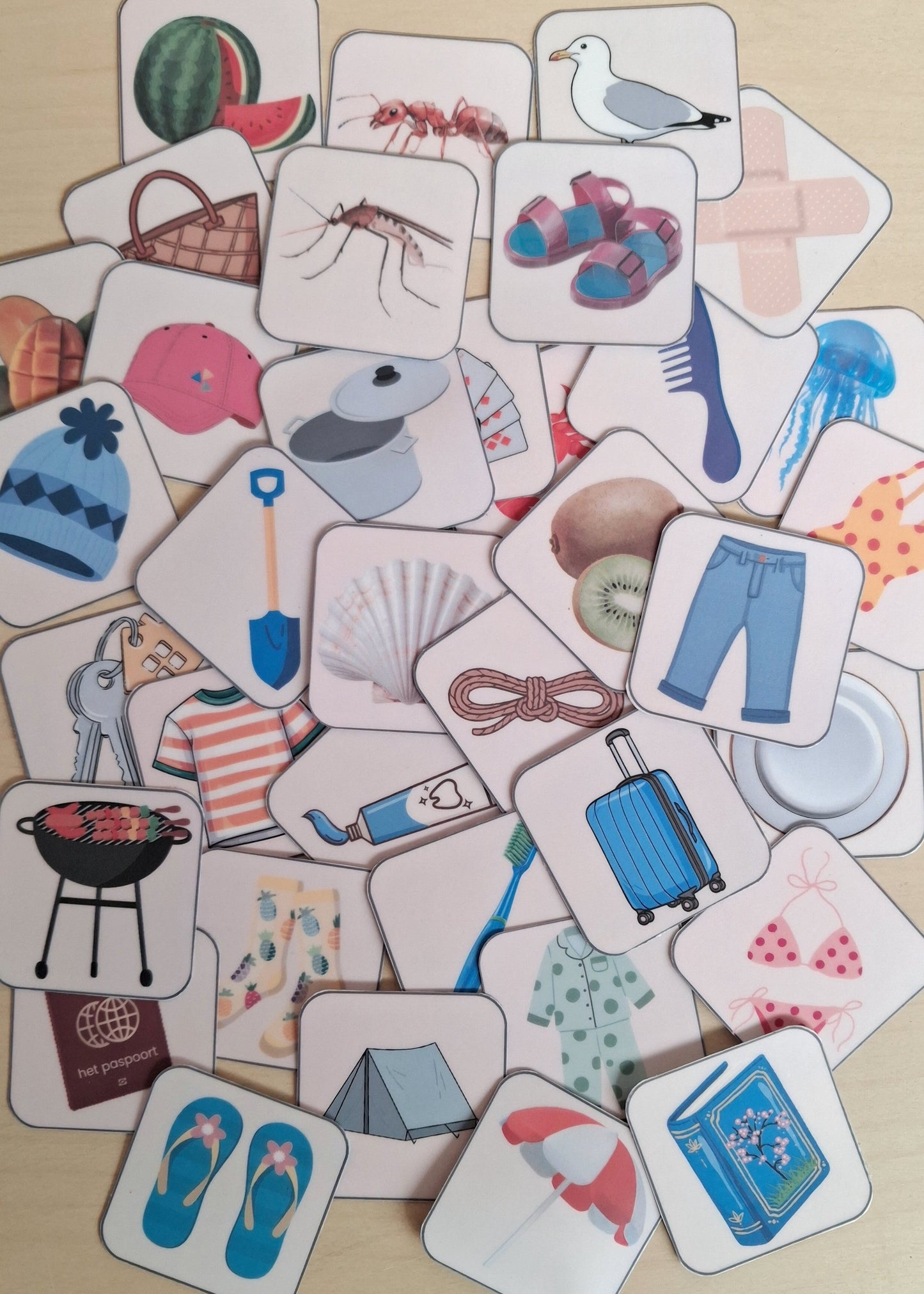 lottokaartjes, beginklank, thema vakantie, kleuters, spel beginklank, auditieve oefeningen, auditieve analyse, groep 1/2 thema camping, op de camping, thema zomer, koffer inpakken, woordenschat, nt2, taalontwikkeling, lotto, de themahoek, letters