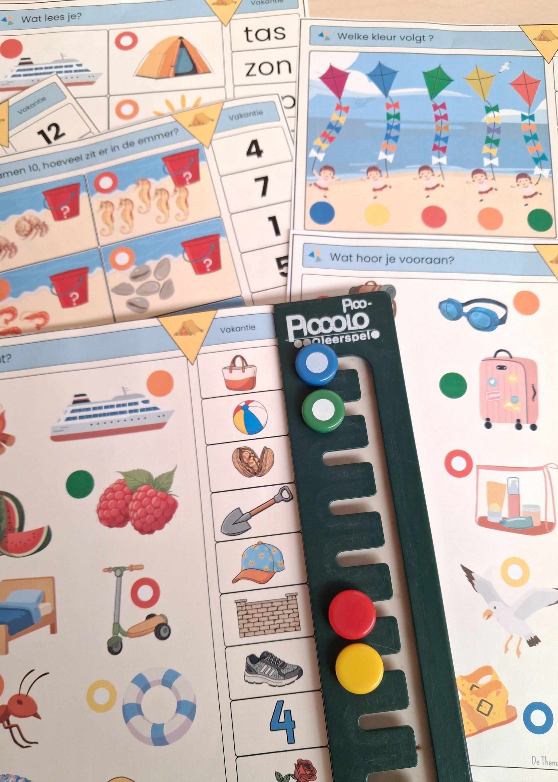 piccolokaarten, inloop thema vakantie, thema zomer, thema camping, thema op reis, thema strand en zee, kleuters, groep 1/2, inloop, inloopactiviteit, piccolo, bouwkaarten, bouwen, de themahoek, woordenschat, rekenen, letterkennis, cijferkennis, rijmen, bouwhoek