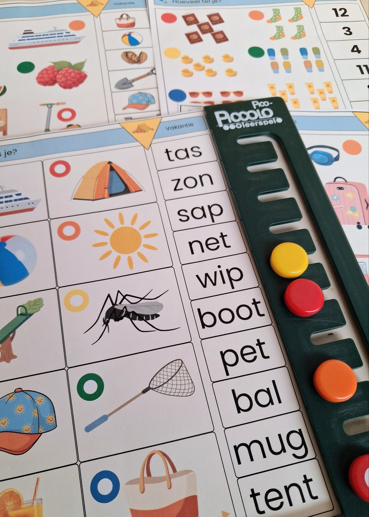 piccolokaarten, inloop thema vakantie, thema zomer, thema camping, thema op reis, thema strand en zee, kleuters, groep 1/2, inloop, inloopactiviteit, piccolo, bouwkaarten, bouwen, de themahoek, woordenschat, rekenen, letterkennis, cijferkennis, rijmen, bouwhoek