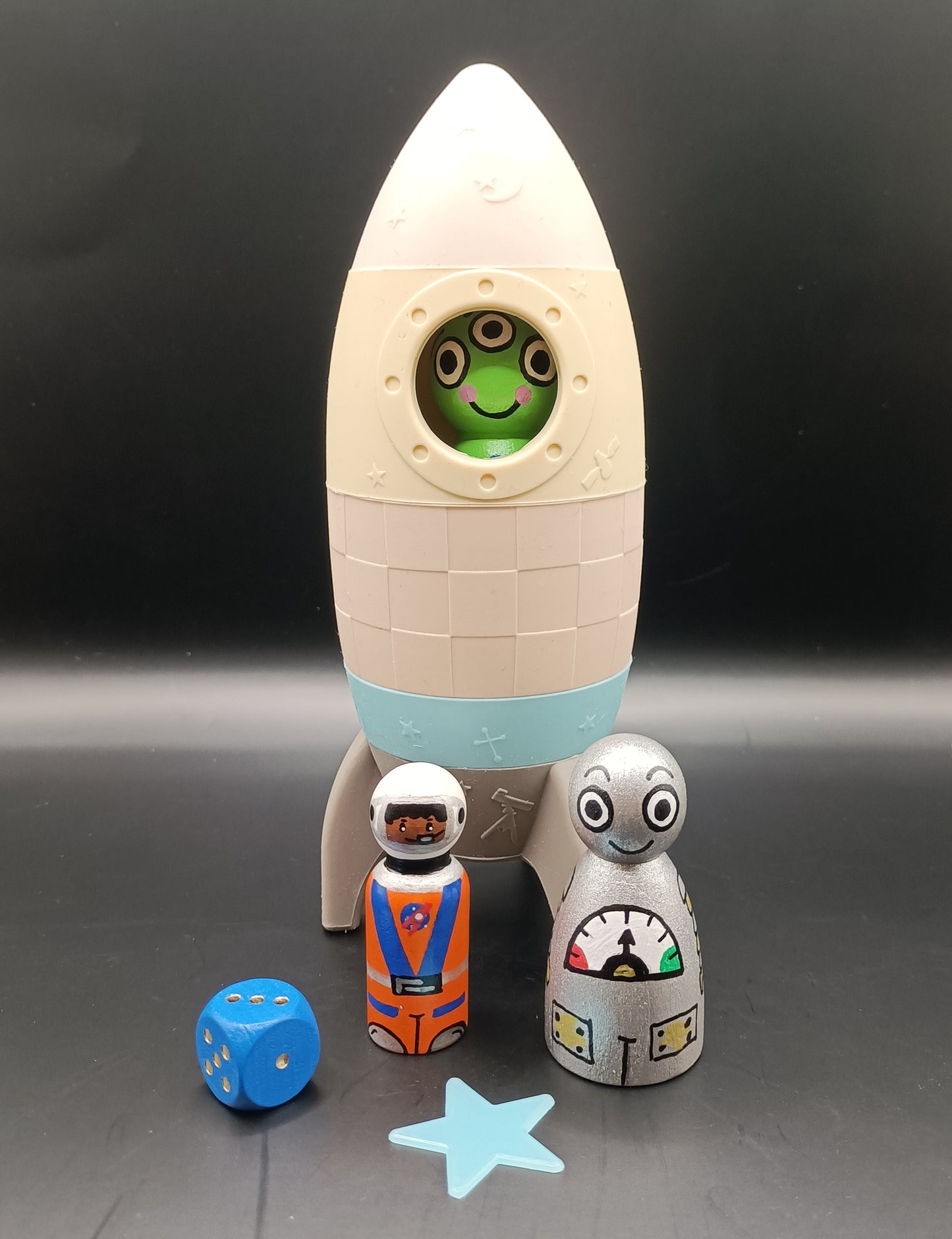 in een raket naar de ruimte met astronaut, ruimtewezen en robot, voor kleuters, van de themahoek