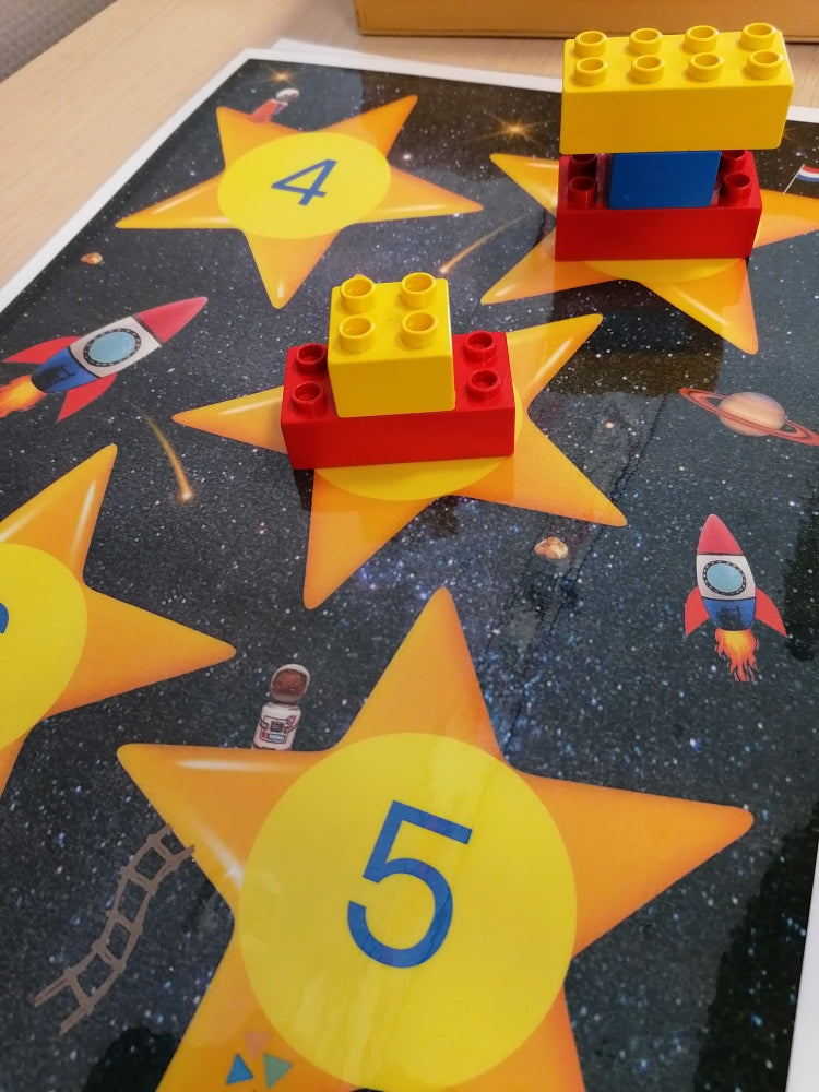 thema ruimte, de ruimte, thema de ruimte, kleuters, rekenen, tellen, cijfers, cijferherkenning, spel, de themahoek, themahoek, groep 1/2