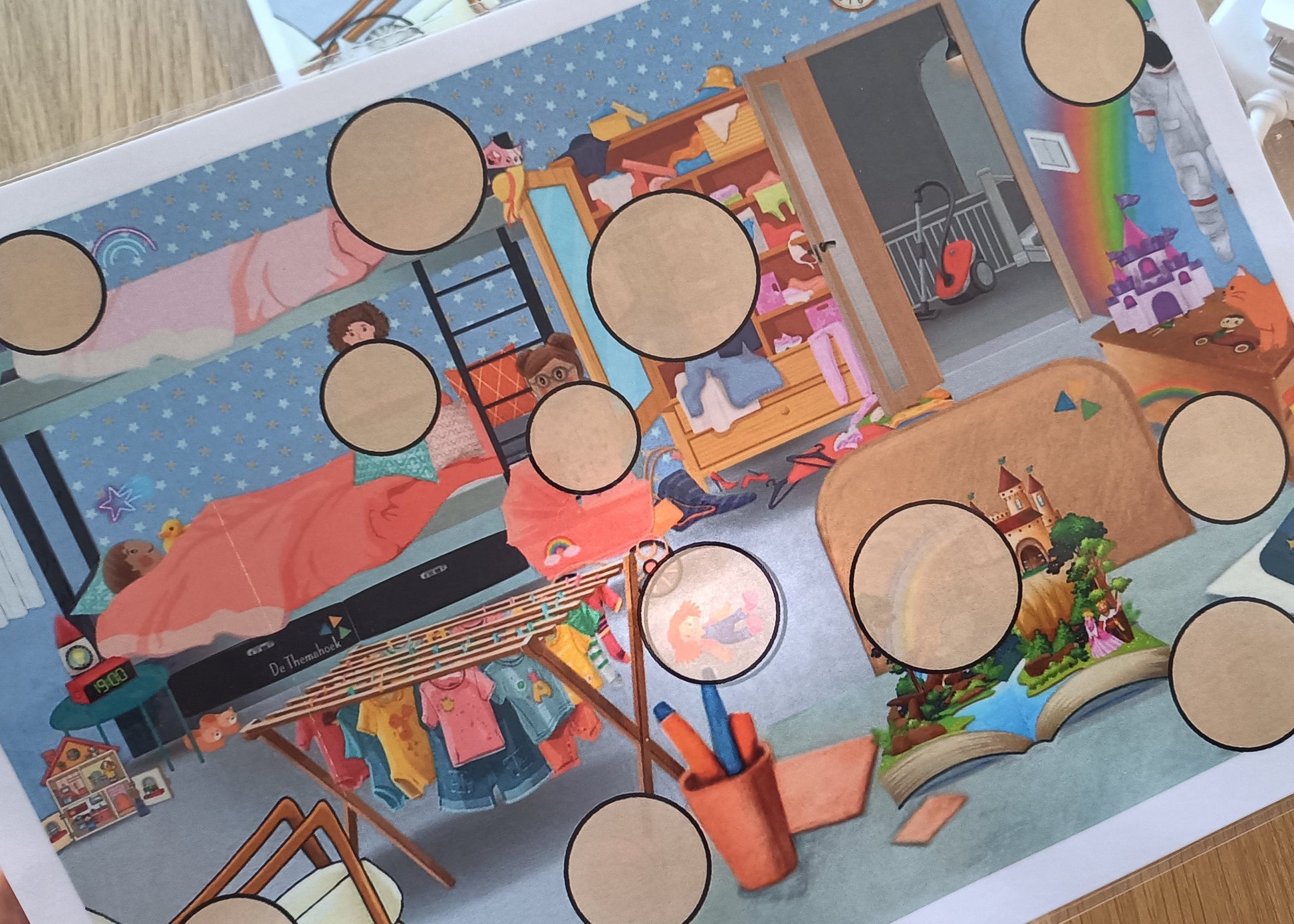 zaklampspel, thema huis, thema mijn huis, thema hier woon ik, kleuters, groep 1/2, woordenschat, letterherkenning, de themahoek, themahoek, huishoek, aanvankelijk lezen, spel, inloop, de slaapkamer