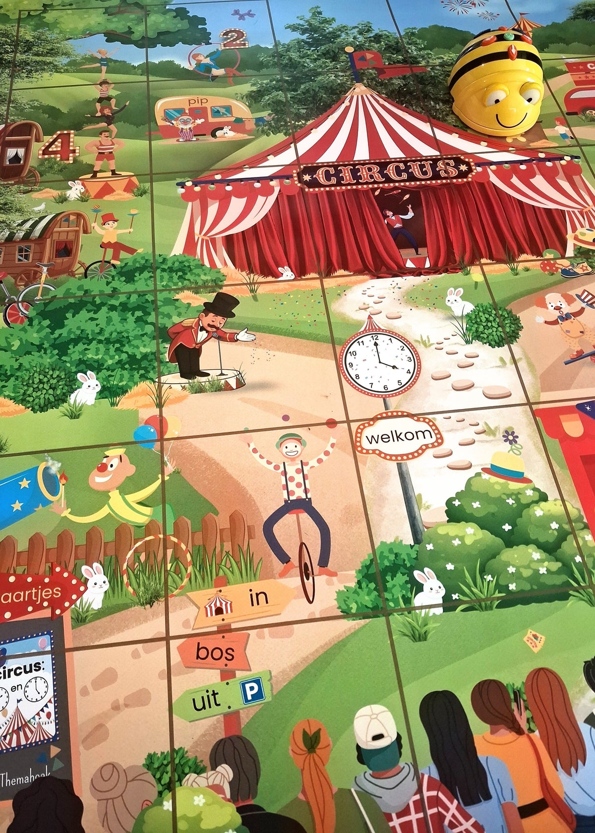 thema circus, beebot, bee bot,  kleuters, groep 1/2, beebotmat, thema spot on, woordenschat, tellen, cijfers, letters, burgerschap, rekenbegrippen, programmeren met kleuters, de themahoek, themahoek circus, thema circus kleuters, thema circus groep 1/2, kinderboekenweek 2026