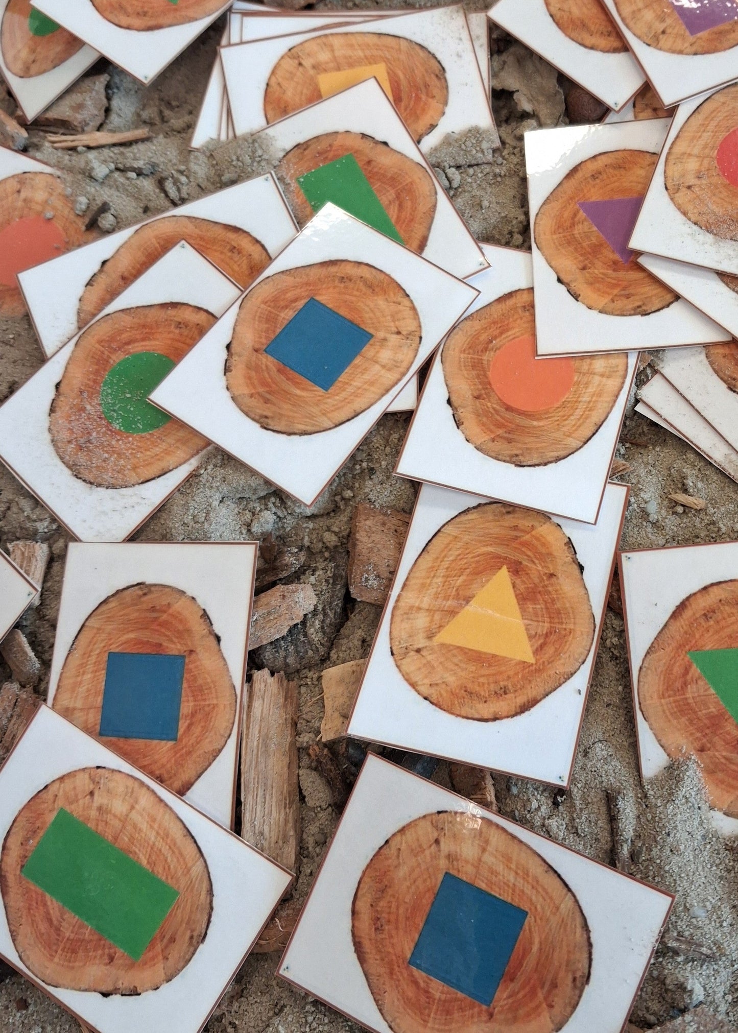 vorm en kleur, groep 1/2, kleuters, vormen, kleuren, thema bos, thema herfst, route lopen, de themahoek, themahoek vormenkaartjes, kleurenkaartjes, woordenschat, rekenen
