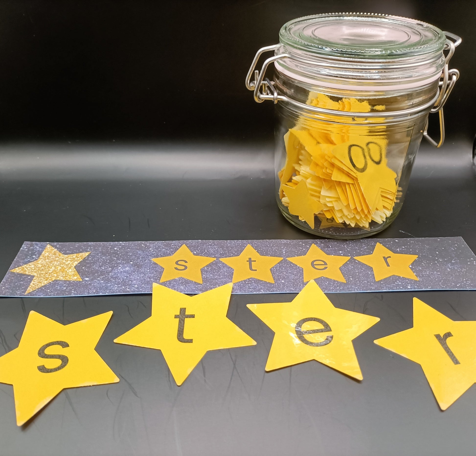woordstroken en letters om woorden na te leggen , thema de ruimte, groep 3, groep 1/2 en nt2 onderwijs, de themahoek