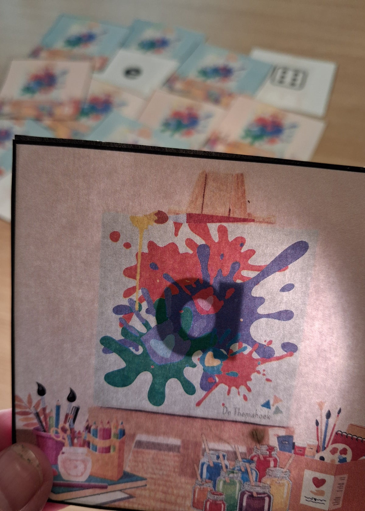 thema kunst, zaklampspel, lichttafel, kleuters, groep 1/2, licht en donker, schaduw, schaduwen, schaduwspel, letters, letterkennis, letterherkenning, de themahoek, themahoek kunst, inloop